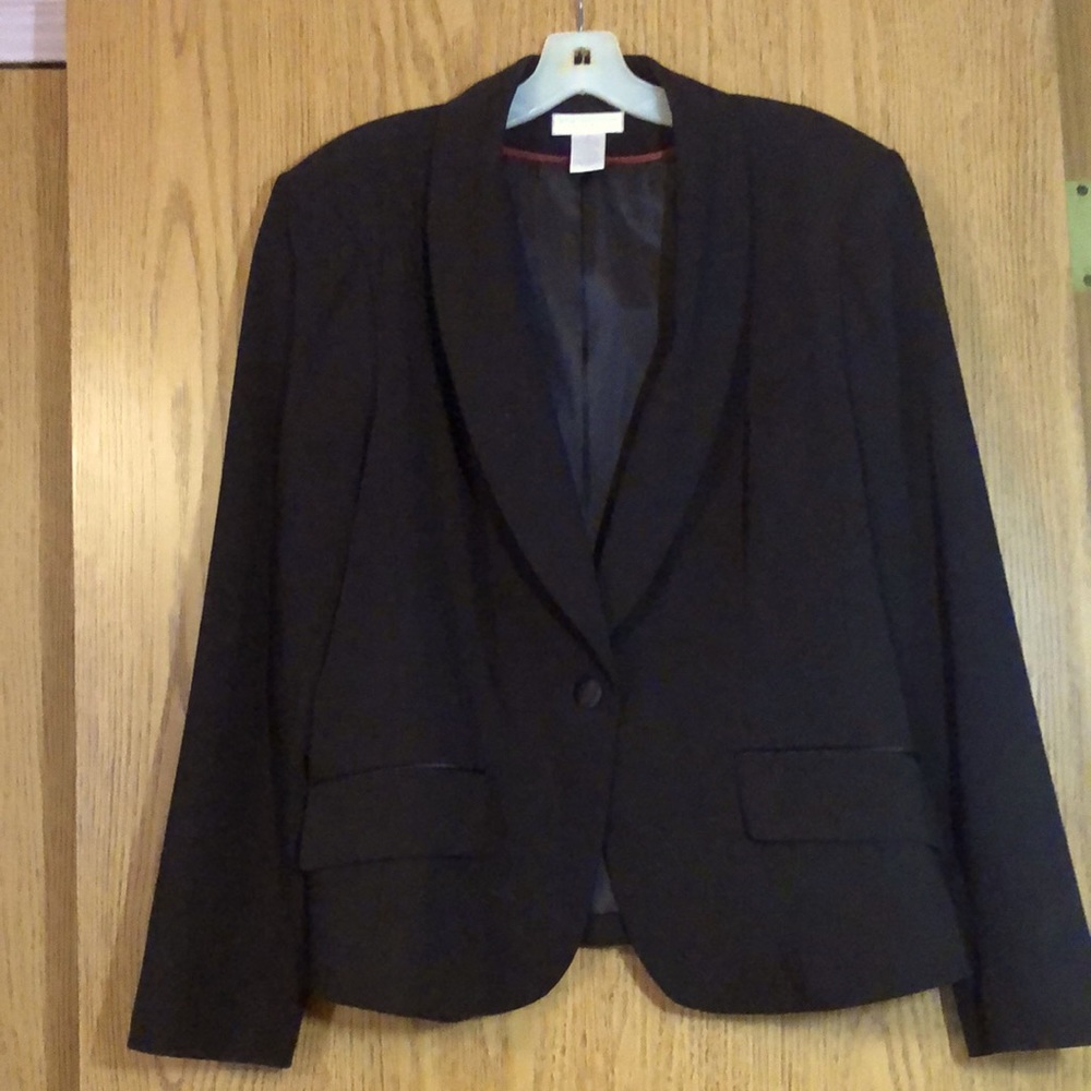 Black blazer.  Hits top of thigh.  Single button